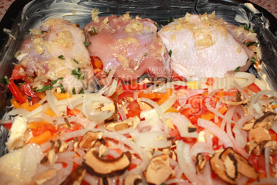 Фаршированные куриные голени на противне