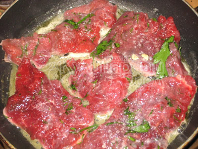Обжарить мясо в масле с обеих сторон