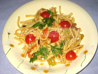 Домашняя лапша с куриной грудкой, цветной капустой и пармезаном