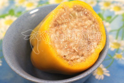 Заполнить и утрамбовать мясную начинку в перцы. Фаршированные перцы «Светофор»
