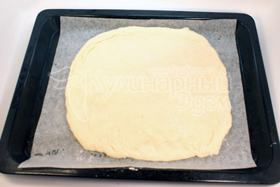 Раскатываем тесто для пиццы