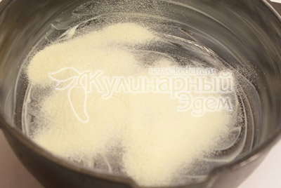 Посыпьте манной крупой