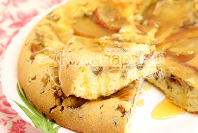 Пирог с яблоком и грецкими орехами