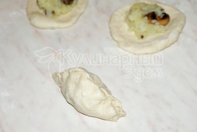 Разложить начинку и за щипнуть края. 
