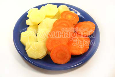 Морковь и картофель порезать кружочками