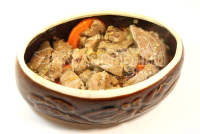 Выложить сверху мясо