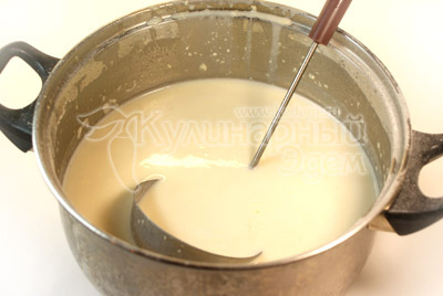 Яйца смешать с молоком, добавить муку, соль, масло. Хорошо взбить миксером. Выдержать в холодильнике 20 минут