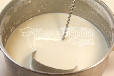 Яйца смешать с молоком, добавить муку, соль, масло. Хорошо взбить миксером