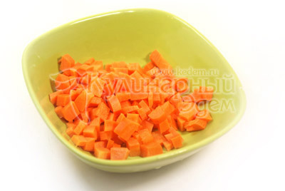 Морковь нарезать кубиками