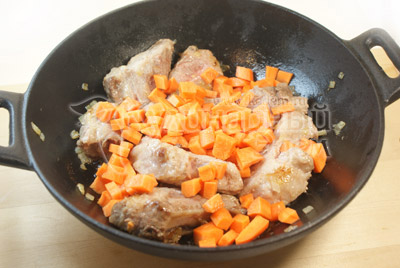 Добавить порезанную кубиками морковку