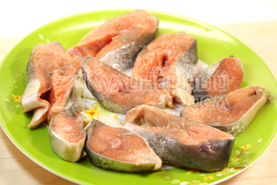 Рыбу почистить и нарезать кусочками. Посолить