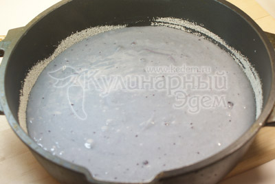 Вылейте тесто в смазанную маслом и посыпанную манкой форму или сковороду. Выпекайте в духовке 25-30 минут при температуре 200 градусов С