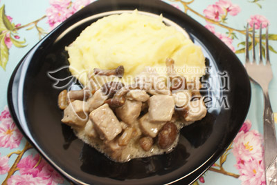 Мясо с грибами в сметане