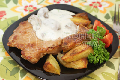 Мясо с картофелем и грибным соусом
