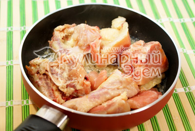 Добавить курицу нарезанную кусочками