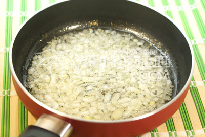 Мясо порезать небольшими кусочками