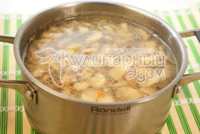 Отделить мясо с корочка от костей, добавить в кастрюлю вместе с грибами и варить еще 10-15 минут на среднем огне. Посолить. Дать настояться