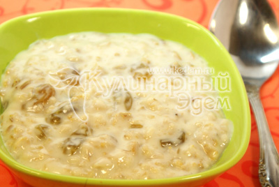 Овсяная каша с изюмом