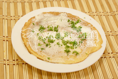 Красную рыбу нарезать небольшими кусочками. Сливочный сыр смешать с майонезом. Зелень порубить. Каждый блин смазать сыром и поочередно посыпать зеленью.