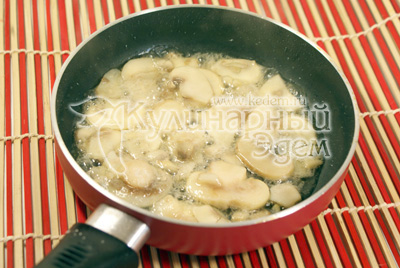 На сковороде с растительным маслом, обжарить ломтиками порезанные шампиньоны