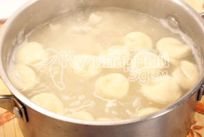 Опустить в кипящий бульон, варить 5-7 минут. Посолить по вкусу