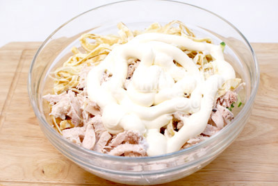 Добавить куриное мясо и блинчики. Заправить майонезом. По желанию посолить