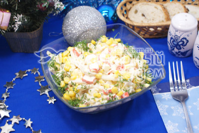Салат с кальмарами и кукурузой готов