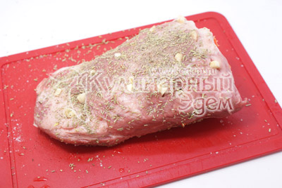 Хорошо посолите и поперчите мясо. Обсыпьте розмарином