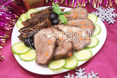 Мясо, шпигованное чесноком и морковью