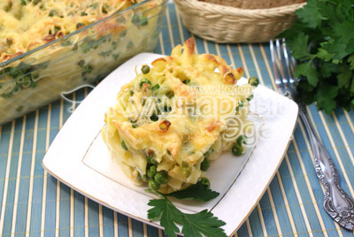 Запеканка из макарон с сыром и зеленым горошком