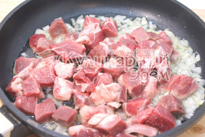 Мясо нарезать небольшими кусочками и обжарить с мелко нашинкованным луком на растительном масле