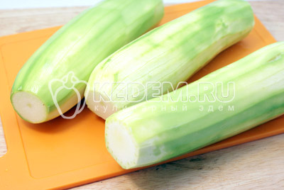Кабачки вымыть и удалить кожицу