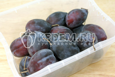 Сливы вымыть и перебрать