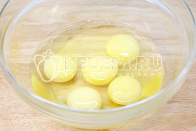 Яйца взбить в пену и сахаром
