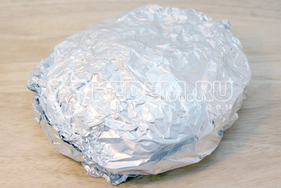 Завернуть кармашком. Поставить в духовку на 1-1.30 часа при температуре 180 градусов С