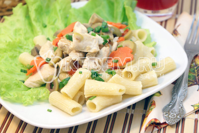 Курица с грибами и макаронами готова