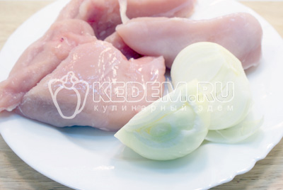 Лук очистить, куриное филе хорошо вымыть