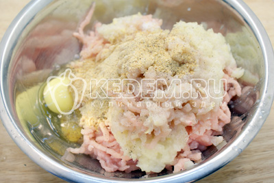 Куриное филе и лук перемолотить на мясорубке, жобавить 1 яйцо