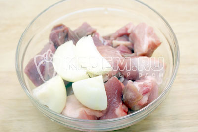 Мясо нарезать кусочками, лук очистить