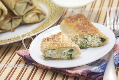 Блины на кефире, фаршированные яйцом, рисом и луком