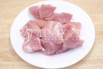 Нарезать небольшими кусочками