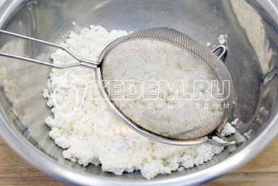 Творог протереть через сито