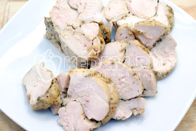 Уберите нити и нарежьте порционными кусочками