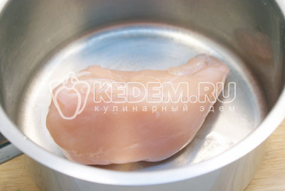 Куриное филе отварить до готовности и остудить