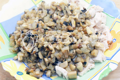 Смешать курицу, грибы с луком. Перемешать, посолить и поперчить