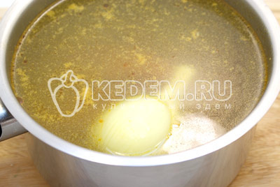 Сложить в кастрюлю и залить холодной водой, поставить на огонь. Снять пену и убрать лук, варить около часа