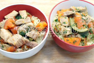 Сверху уложить мясо с овощами и залить бульоном
