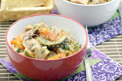 Мясо с овощами и лапшой