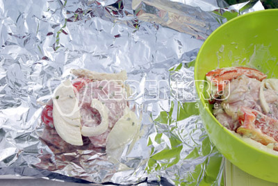 Выложить на кусочки фольги ТМ «PACLAN» по одному кусочку курицы, ломтики лука и перца