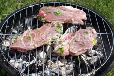 Выложить мясо на решетку
